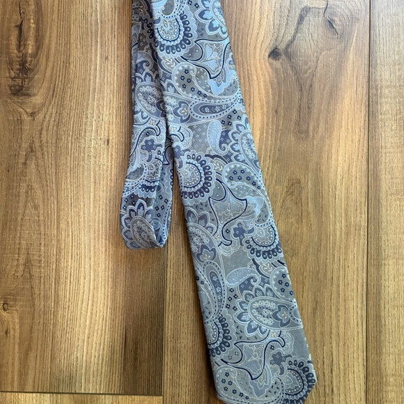 Geoffrey Beene Blue and Gray Paisley Tie 100% Silk - Picture 1 of 4